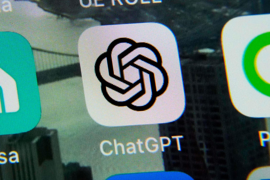 Na arch&iacute;vnej sn&iacute;mke aplik&aacute;cia ChatGPT na obrazovke mobiln&eacute;ho telef&oacute;nu. FOTO: TASR/AP
