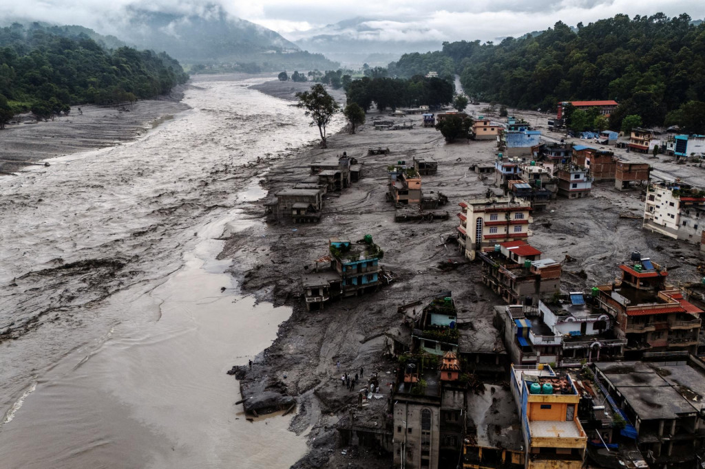 Pohľad z dronu zobrazuje po&scaron;koden&eacute; budovy a domy pokryt&eacute; blatom pri rieke Likhu po povodniach a zosuvoch p&ocirc;dy v Nep&aacute;le. FOTO: Reuters