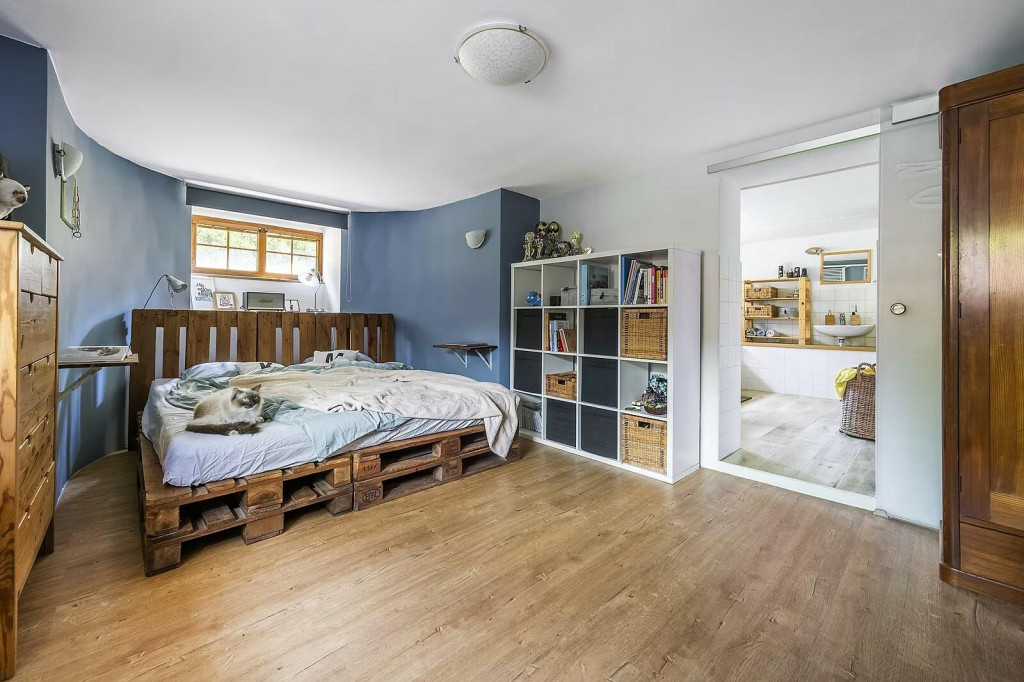 Z najv&auml;č&scaron;ej miestnosti vznikla sp&aacute;lňa, ktor&aacute; sl&uacute;ži aj ako ob&yacute;vačka. Sklenen&eacute; posuvn&eacute; dvere ved&uacute; do susednej k&uacute;peľne. FOTO: Luk&aacute;&scaron; Hausenblas