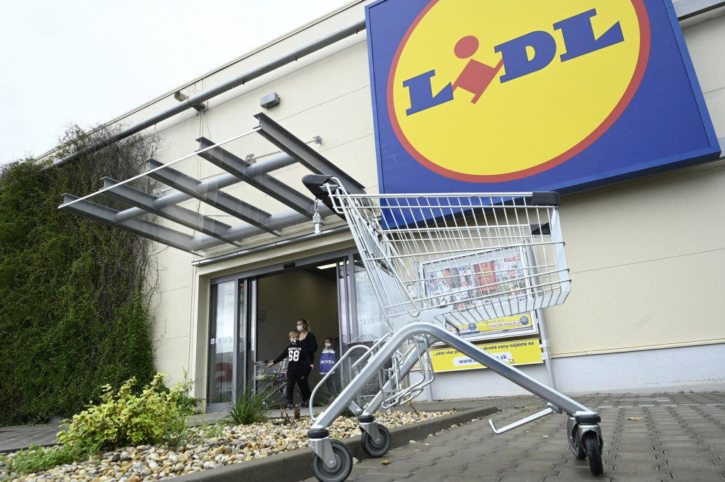 Za obdobie od marca 2025 do febru&aacute;ra 2026 Lidl na Slovensku utržil 2,28 miliardy eur, čo je o 5,6 percenta viac než rok predt&yacute;m. FOTO: TASR/R. Stoklasa