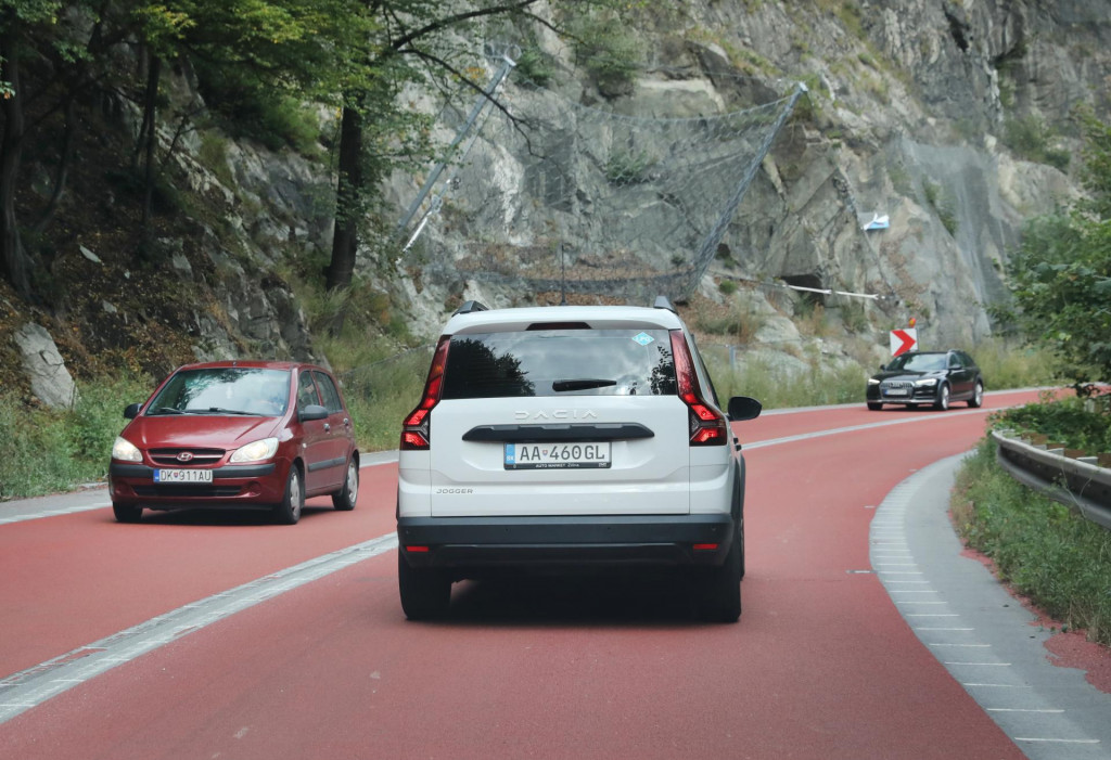 &Uacute;sek cesty pod Strečnom s proti&scaron;mykov&yacute;m n&aacute;terom. FOTO: HN/Peter Mayer