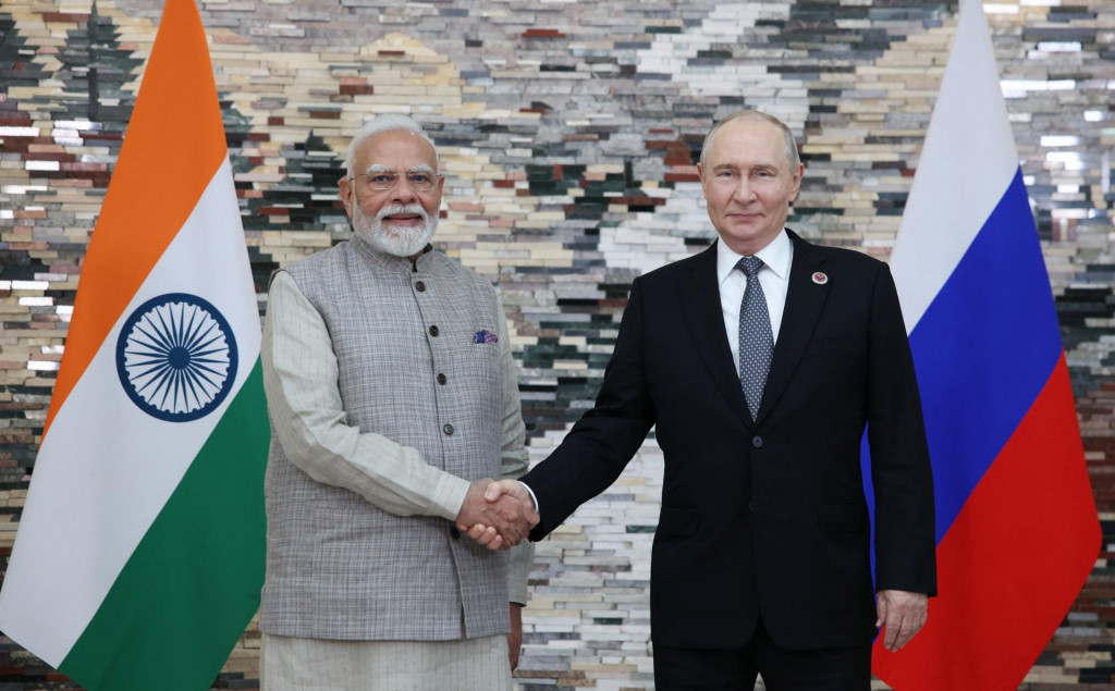 Indick&yacute; premi&eacute;r Nar&eacute;ndra M&oacute;d&iacute; a rusk&yacute; prezident Vladimir Putin. FOTO: REUTERS