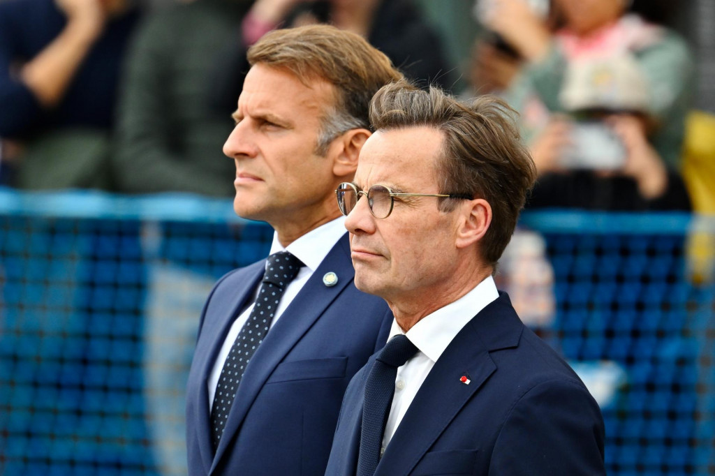 Franc&uacute;zsky prezident Emmanuel Macron (vľavo) a &scaron;v&eacute;dsky premi&eacute;r Ulf Kristersson. FOTO TASR/AP