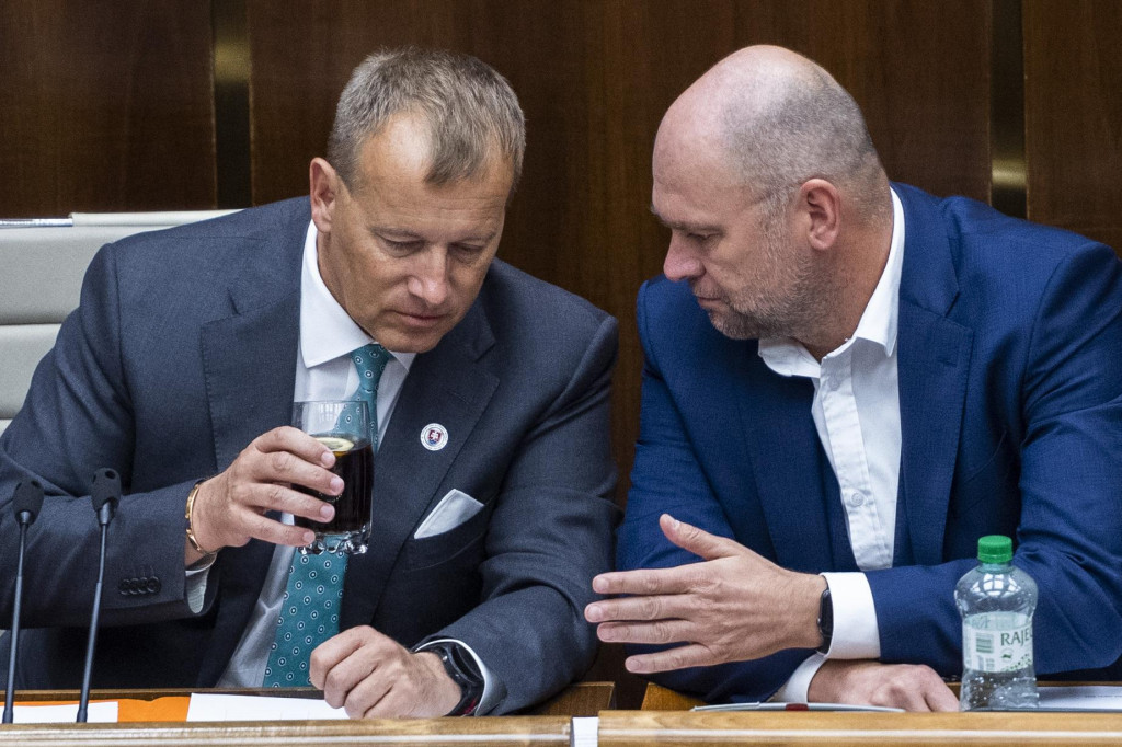 Na sn&iacute;mke z apr&iacute;la 2022 zľava predseda parlamentu Boris Koll&aacute;r a minister hospod&aacute;rstva Richard Sul&iacute;k. FOTO:TASR/J. Nov&aacute;k