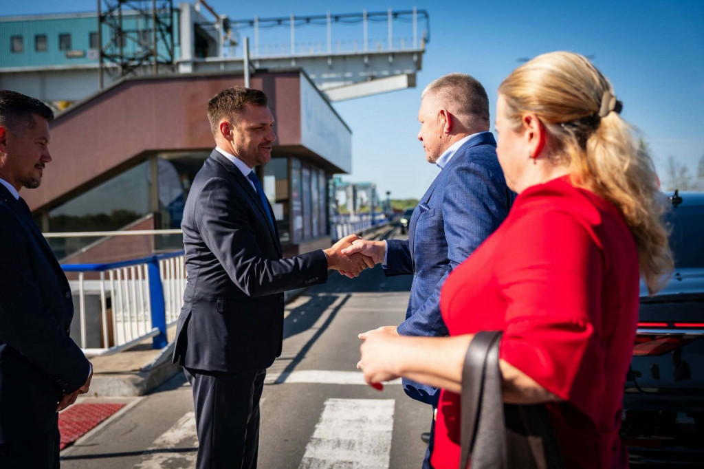 Minister životn&eacute;ho prostredia a premi&eacute;r Robert Fico si pod&aacute;vaj&uacute; ruky pri Vodnej elektr&aacute;rni Gabč&iacute;kovo.

FOTO: &Uacute;rad vl&aacute;dy SR