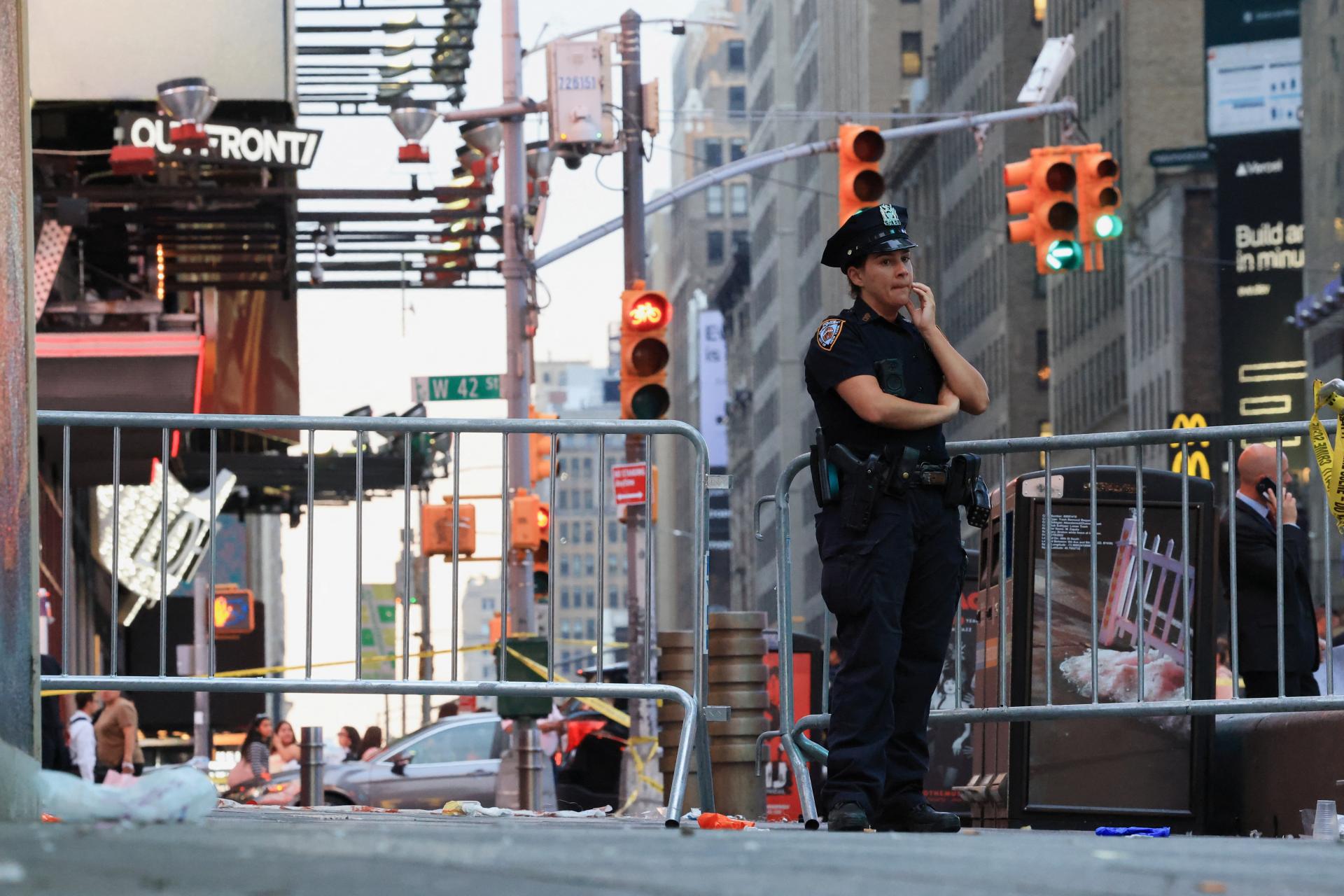 Times Square v New Yorku zažil brutálny útok. 94‑ročná žena pobodala dvoch ľudí, polícia ju zastrelila