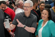 &Scaron;&eacute;f Apple Tim Cook ukazuje jeden z modelov iPhone. FOTO: REUTERS