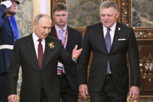 Rusk&yacute; prezident Vladimir Putin (vľavo) a premi&eacute;r Robert Fico (Smer-SD). FOTO: TASR/AP