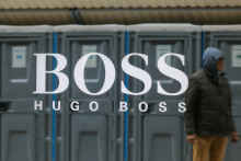 Hugo Boss sa pot&yacute;ka s poklesom tržieb. Cena akci&iacute; firmy je teraz zhruba polovičn&aacute; v porovnan&iacute; s &uacute;rovňou spred troch rokov. FOTO: Reuters