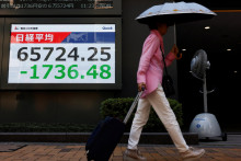 V&yacute;nosy japonsk&yacute;ch 10-ročn&yacute;ch dlhopisov vzr&aacute;stli na tri percent&aacute;, prv&yacute;kr&aacute;t od roku 1996. FOTO: REUTERS