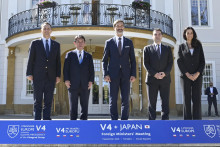 Maďarsk&aacute; ministerka zahraničn&yacute;ch vec&iacute; Anita Orb&aacute;nov&aacute;, česk&yacute; minister zahraničn&yacute;ch vec&iacute; Petr Macinka, minister zahraničn&yacute;ch vec&iacute; a eur&oacute;pskych z&aacute;ležitost&iacute; Juraj Blan&aacute;r, japonsk&yacute; minister zahraničn&yacute;ch vec&iacute; To&scaron;imicu Motegi a poľsk&yacute; minister zahraničn&yacute;ch vec&iacute; Radoslaw Sikorski. FOTO: TASR/Pavel Neubauer