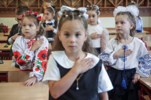 Prv&aacute;ci sa učia spievať &scaron;t&aacute;tnu hymnu počas prv&eacute;ho dňa nov&eacute;ho akademick&eacute;ho roka v Kyjeve na Ukrajine. FOTO: Reuters