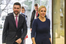 Sf&eacute;ra produkcie dreva, z ktor&eacute;ho sa vyr&aacute;baj&uacute; aj pelety na k&uacute;renie, patr&iacute; pod rezort p&ocirc;dohospod&aacute;rstva Richarda Tak&aacute;ča. Plyn zas rie&scaron;i ministerstvo hospod&aacute;rstva pod veden&iacute;m Denisy Sakovej.

FOTO: TASR/ J. Nov&aacute;k