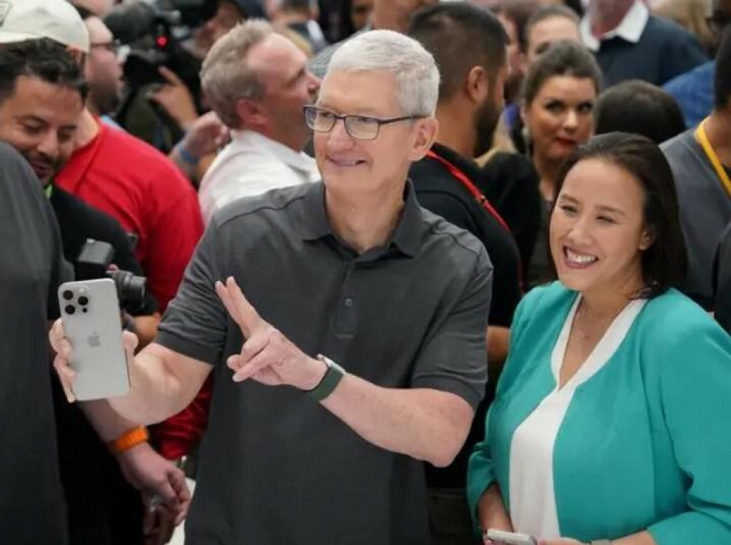 &Scaron;&eacute;f Apple Tim Cook ukazuje jeden z modelov iPhone. FOTO: REUTERS