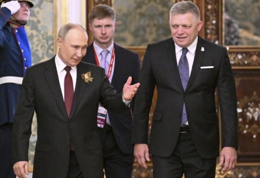 Rusk&yacute; prezident Vladimir Putin (vľavo) a premi&eacute;r Robert Fico (Smer-SD). FOTO: TASR/AP
