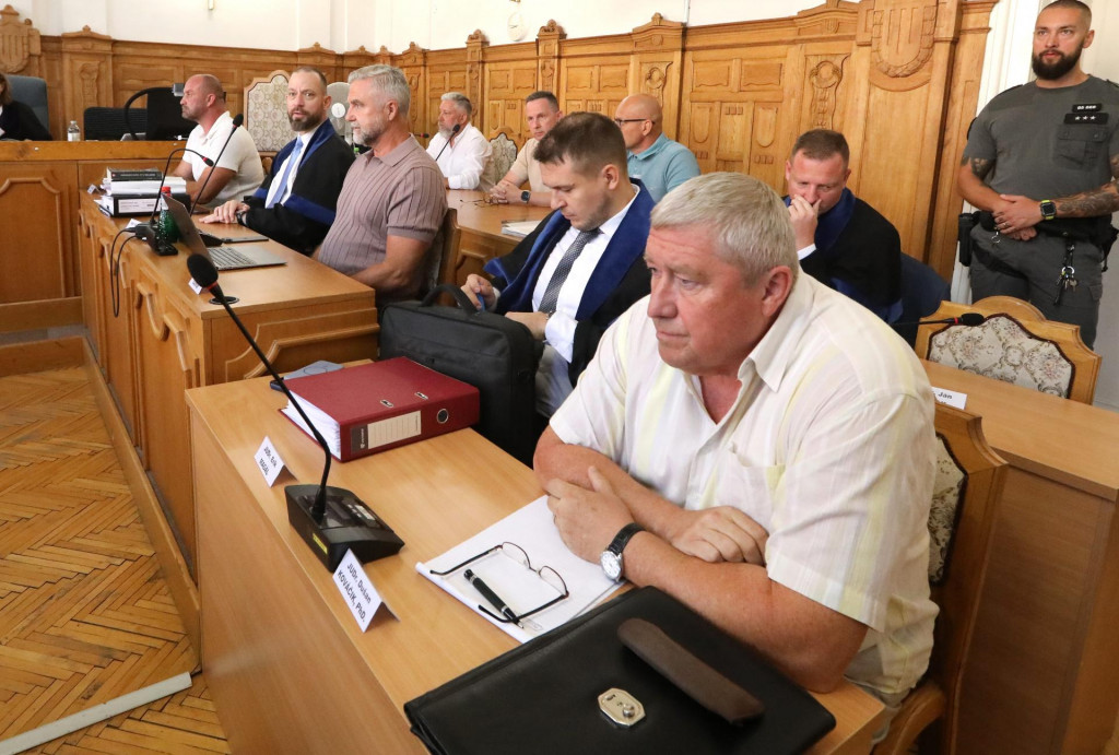 Na sn&iacute;mke sprava b&yacute;val&yacute; &scaron;peci&aacute;lny prokur&aacute;tor Du&scaron;an Kov&aacute;čik, obžalovan&yacute; b&yacute;val&yacute; policajn&yacute; prezident a teraj&scaron;&iacute; podpredseda parlamentu Tibor Ga&scaron;par a nitriansky podnikateľ Norbert B&ouml;d&ouml;r na s&uacute;de v Banskej Bystrici.

FOTO: TASR/J&aacute;n Kro&scaron;l&aacute;k