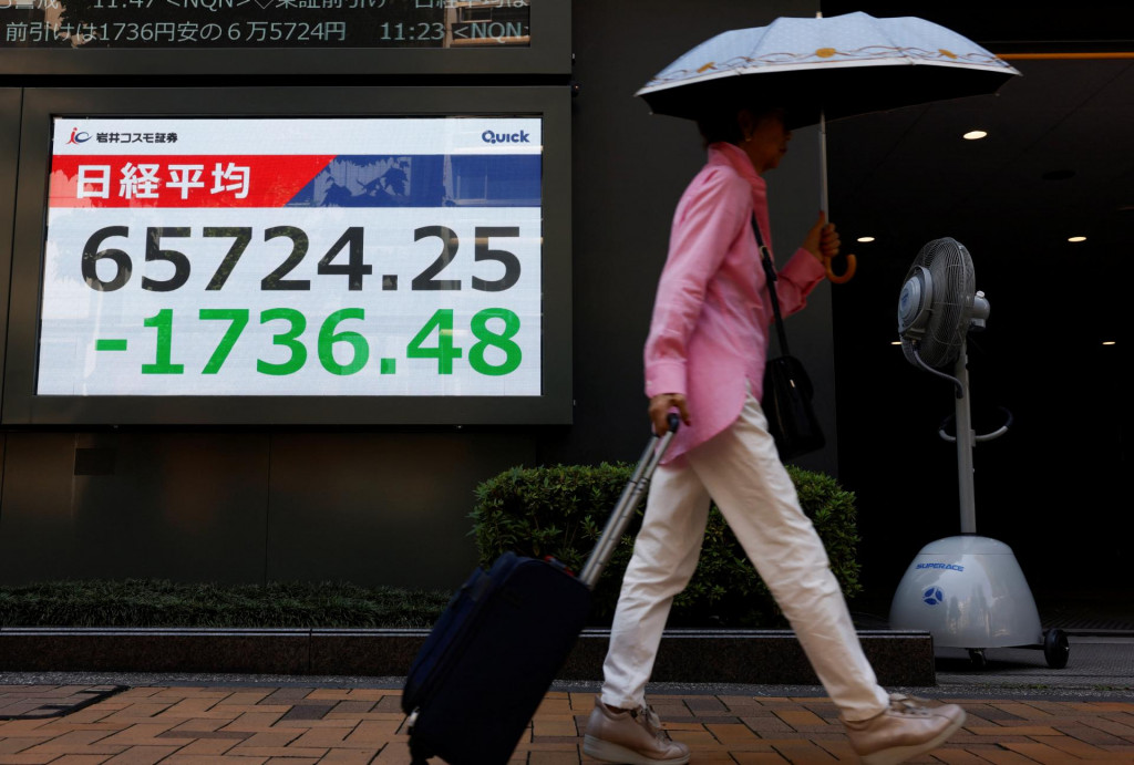 V&yacute;nosy japonsk&yacute;ch 10-ročn&yacute;ch dlhopisov vzr&aacute;stli na tri percent&aacute;, prv&yacute;kr&aacute;t od roku 1996. FOTO: REUTERS