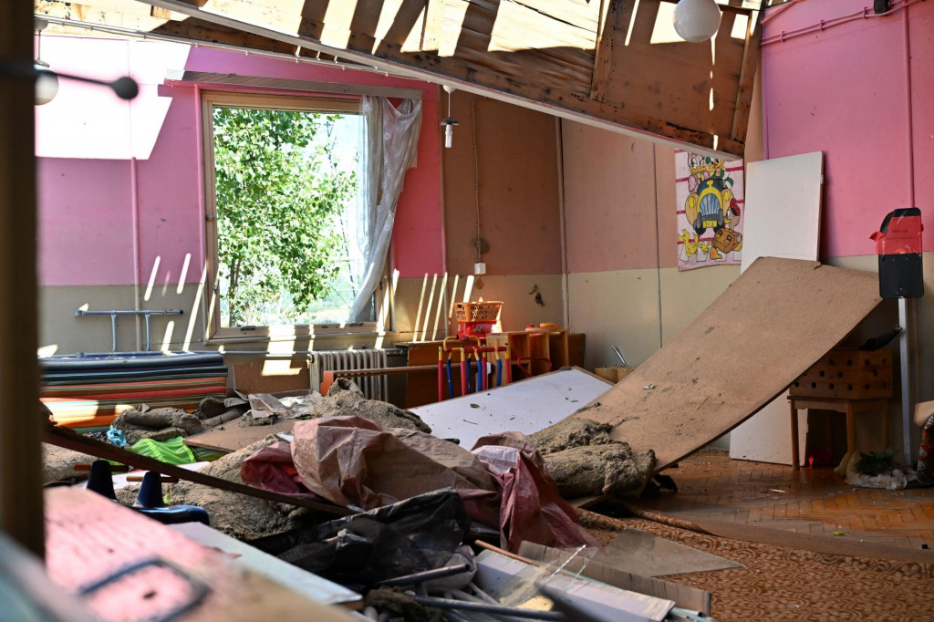 Interi&eacute;r po&scaron;kodenej Materskej &scaron;koly s vyučovac&iacute;m jazykom maďarsk&yacute;m po veternej smr&scaron;ti a intenz&iacute;vnom daždi v obci Radnovce v okrese Rimavsk&aacute; Sobota. FOTO: TASR/Roman Hanc