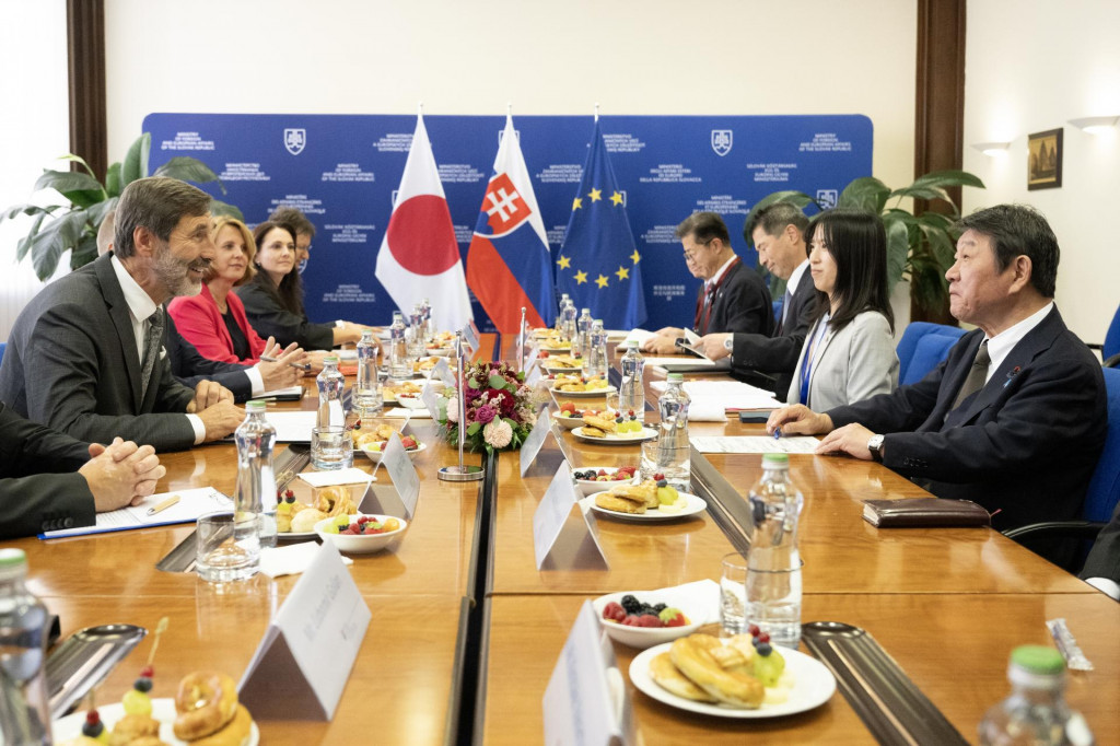 Juraj Blan&aacute;r a japonsk&yacute; minister zahraničn&yacute;ch vec&iacute; To&scaron;imicu Motegi počas stretnutia na p&ocirc;de rezortu diplomacie v Bratislave v pondelok 31. augusta 2026. FOTO: TASR/Pavel Neubauer