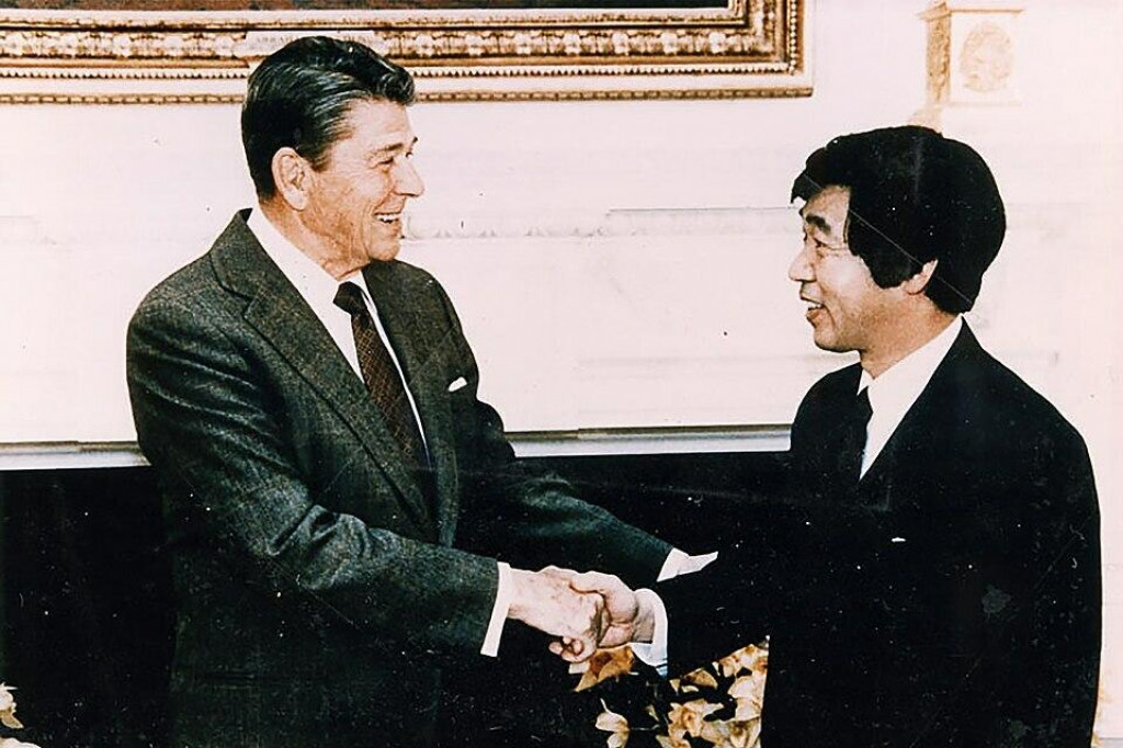 Prv&yacute; japonsk&yacute; astronaut Tojohiro Akijama s prezidentom Reaganom. FOTO: Wikimedia commons
