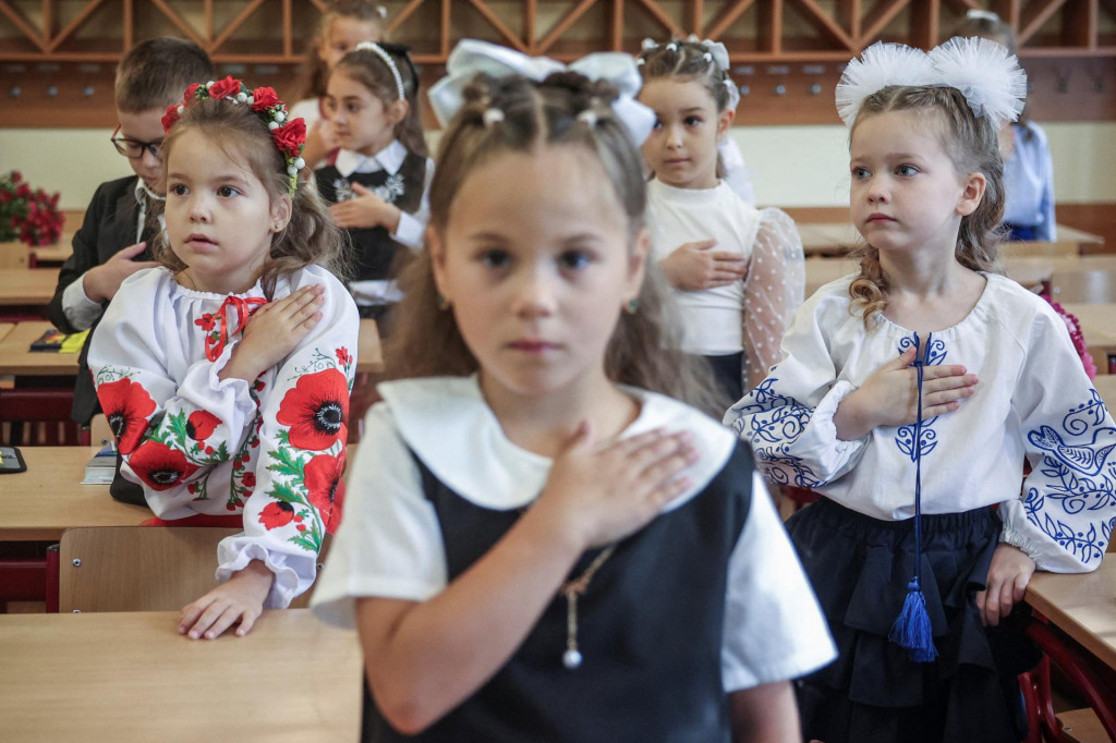 Prv&aacute;ci sa učia spievať &scaron;t&aacute;tnu hymnu počas prv&eacute;ho dňa nov&eacute;ho akademick&eacute;ho roka v Kyjeve na Ukrajine. FOTO: Reuters