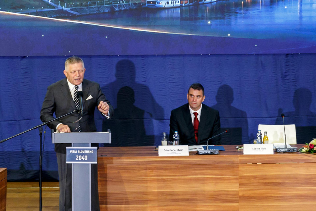 Premi&eacute;r Robert Fico vyzval v&scaron;etky politick&eacute; strany, aby sa k V&iacute;zii 2040 prihl&aacute;sili a garantovali jej využitie pri kľ&uacute;čov&yacute;ch strategick&yacute;ch rozhodnutiach. FOTO: TASR/Dano Veselsk&yacute;