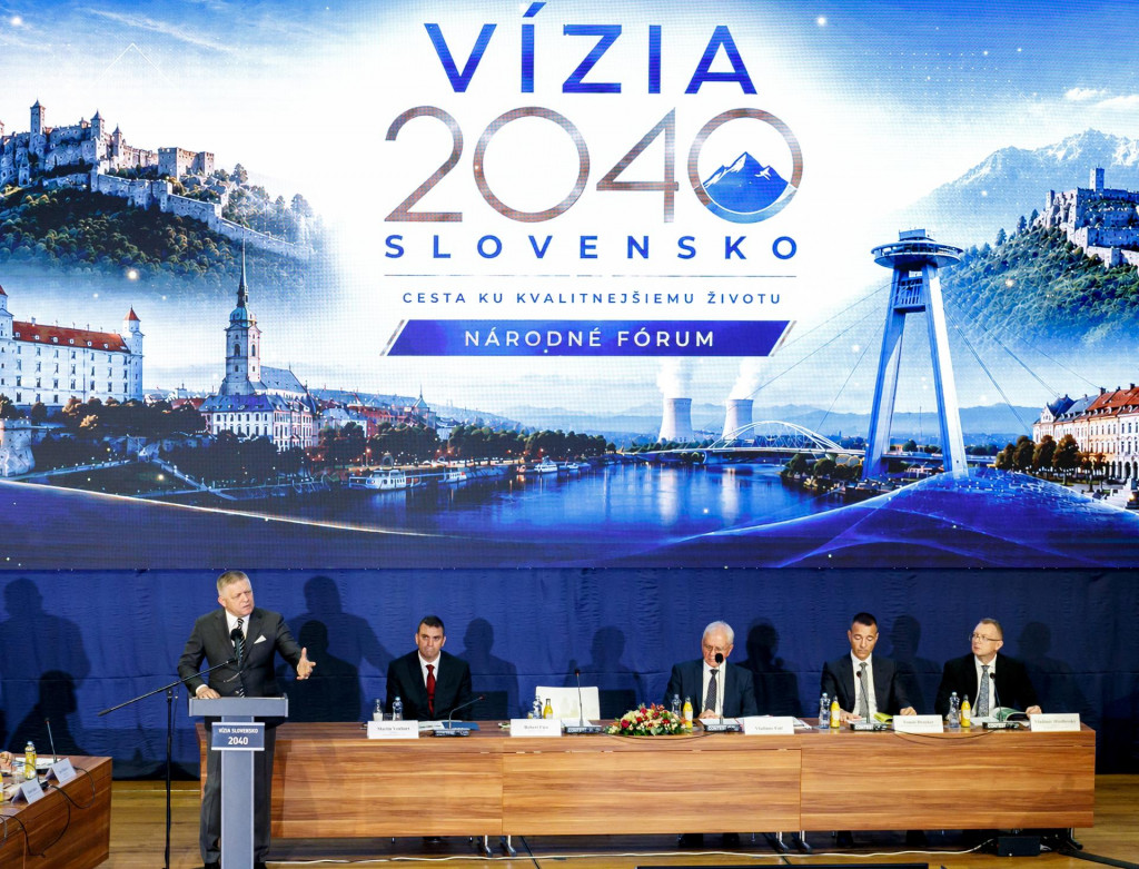 Predseda vl&aacute;dy Robert Fico s pr&iacute;hovorom počas prezent&aacute;cie dokumentu V&iacute;zia Slovensko 2040 &ndash; Cesta ku kvalitnej&scaron;iemu životu v Bratislave 1.septembra 2026. FOTO:TASR/D. Veselsk&yacute;