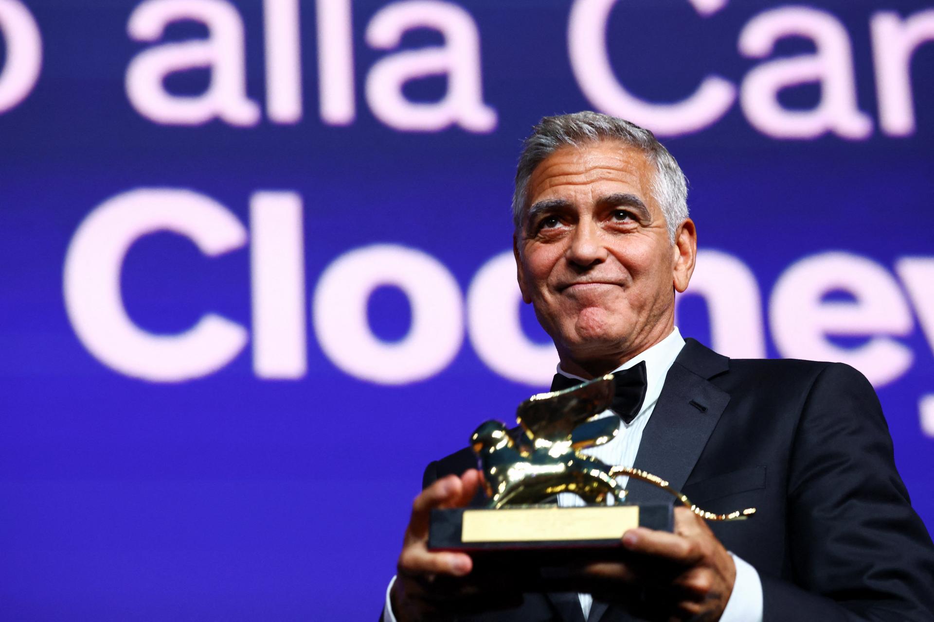 George Clooney tvrdí, že USA vedú „najmenej kvalifikovaní ľudia“. Nachádzame sa v nešťastnom období, tvrdí