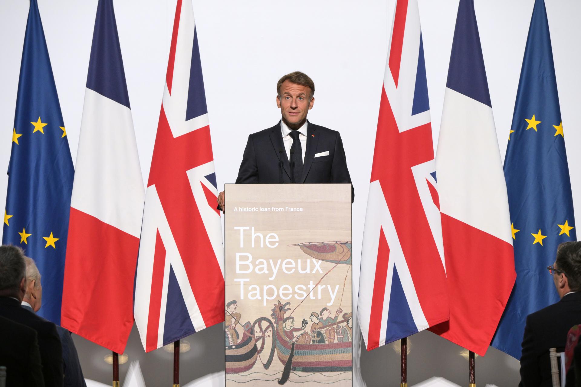 Vzácna tapiséria z Bayeux je v Londýne. Výstavu si spoločne pozreli kráľ Karol III. aj Macron