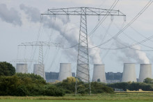 Ilustračn&aacute; fotografia. Pohľad na elektr&aacute;reň Jaenschwalde po n&aacute;jden&iacute; v&yacute;bu&scaron;n&yacute;ch zariaden&iacute; v neďalekej rozvodni v Turnow-Preilack v Nemecku. FOTO: Reuters