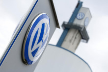 Volkswagen sa pot&yacute;ka s č&iacute;nskou konkurenciou a prech&aacute;dza rozsiahlou re&scaron;trukturaliz&aacute;ciou. FOTO: TASR/AP