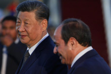 Egyptsk&yacute; prezident Abdal Fatt&aacute;h S&iacute;s&iacute; (vpravo) v&iacute;ta svojho č&iacute;nskeho n&aacute;protivka Si Ťin-pchinga. FOTO: TASR/AP