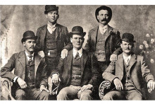 P&auml;tica lupičov si po jednej &uacute;spe&scaron;nej akcii nak&uacute;pila luxusn&eacute; oblečenie a v ateli&eacute;ri v texaskom meste Fort Worth nechala vyfotografovať. Sn&iacute;mka sa dostala do r&uacute;k detekt&iacute;vov a tv&aacute;re zločincov potom boli zakr&aacute;tko zn&aacute;me v cel&yacute;ch Spojen&yacute;ch &scaron;t&aacute;toch. V prednom rade sed&iacute; zľava Harry A. Longabaugh, zn&aacute;my ako Sundance Kid, Ben Kilpatrick, prez&yacute;van&yacute; Vysok&yacute; Texasan, a &scaron;&eacute;f gangu Robert LeRoy Parker alias Butch Cassidy. Vzadu stoja Will Carver a Harvey Logan prez&yacute;van&yacute; Kid Curry.