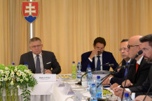 Podľa analytikov za s&uacute;časn&yacute;m poklesom re&aacute;lnych platov stoj&iacute; aj sp&ocirc;sob konsolid&aacute;cie verejn&yacute;ch financi&iacute; zo strany vl&aacute;dy.

FOTO: TASR/ H. Mi&scaron;ovič