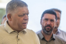 Zľava predseda vl&aacute;dy Robert Fico a minister p&ocirc;dohospod&aacute;rstva a rozvoja vidieka Richard Tak&aacute;č. FOTO: TASR/M. Baumann