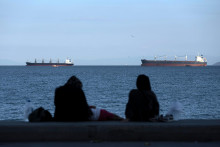 N&aacute;kladn&eacute; lode, ktor&eacute; čakaj&uacute; na prechod cez Bosporsk&yacute; prieliv. FOTO: TASR/AP