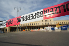 Ppolicajn&aacute; p&aacute;ska neďaleko železničnej stanice v bavorskom meste Augsburg na juhu Nemecka. FOTO: TASR/AP