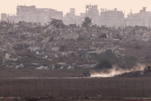 Izraelsk&eacute; vojensk&eacute; vozidlo man&eacute;vruje v Gaze. FOTO: Reuters