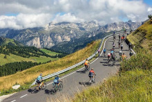 Desať, p&auml;tn&aacute;sť, ale aj dvadsaťp&auml;ť tis&iacute;c jazdcov. Cyklistick&yacute; okruh Sella Ronda ich priťahuje z roka na rok viac. FOTO: Freddy Planinschek