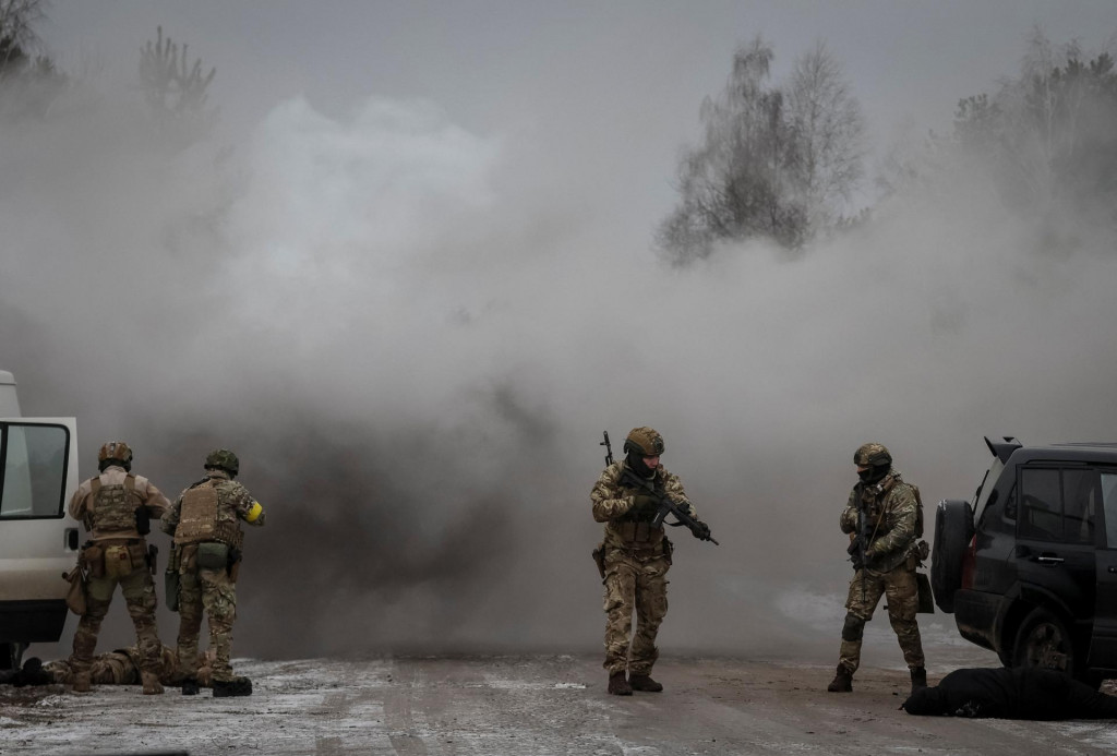 Ilustračn&aacute; fotografia. Ukrajinsk&iacute; vojaci sa z&uacute;častňuj&uacute; spoločn&eacute;ho cvičenia ozbrojen&yacute;ch s&iacute;l, N&aacute;rodnej gardy a Bezpečnostnej služby Ukrajiny (SBU). FOTO: Reuters