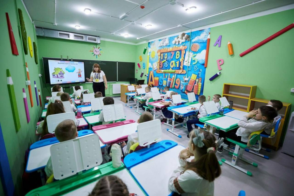 Ukrajinsk&eacute; deti sa učia v podzem&iacute;.