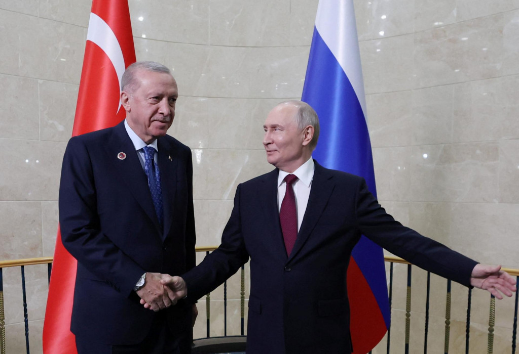 Tureck&yacute; prezident Recep Tayyip Erdogan sa stretol s rusk&yacute;m prezidentom Vladimirom Putinom na okraji summitu &Scaron;anghajskej organiz&aacute;cie pre spolupr&aacute;cu v Bi&scaron;keku. FOTO: Reuters/Tlačov&aacute; kancel&aacute;ria tureck&eacute;ho prezidenta