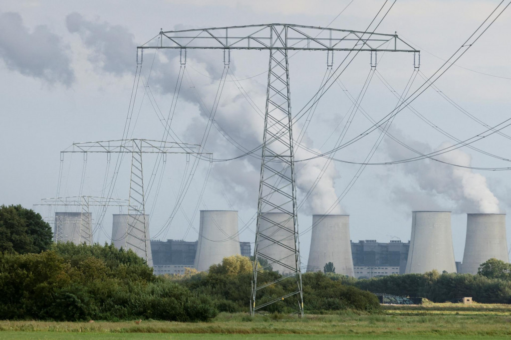 Ilustračn&aacute; fotografia. Pohľad na elektr&aacute;reň Jaenschwalde po n&aacute;jden&iacute; v&yacute;bu&scaron;n&yacute;ch zariaden&iacute; v neďalekej rozvodni v Turnow-Preilack v Nemecku. FOTO: Reuters