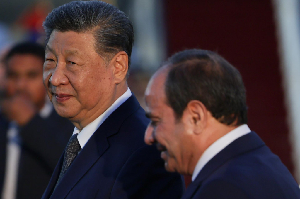Egyptsk&yacute; prezident Abdal Fatt&aacute;h S&iacute;s&iacute; (vpravo) v&iacute;ta svojho č&iacute;nskeho n&aacute;protivka Si Ťin-pchinga. FOTO: TASR/AP