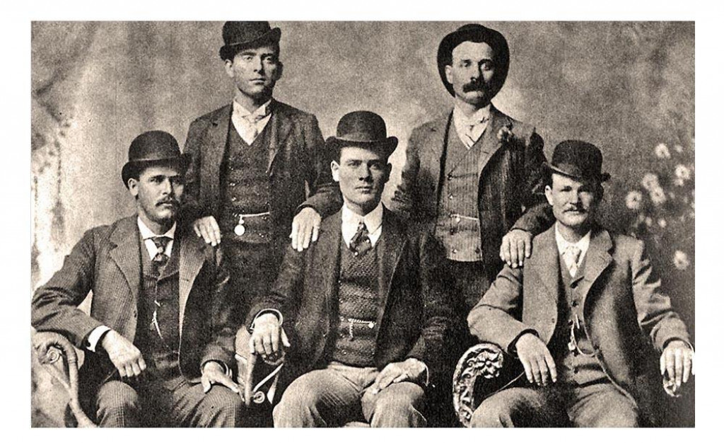 P&auml;tica lupičov si po jednej &uacute;spe&scaron;nej akcii nak&uacute;pila luxusn&eacute; oblečenie a v ateli&eacute;ri v texaskom meste Fort Worth nechala vyfotografovať. Sn&iacute;mka sa dostala do r&uacute;k detekt&iacute;vov a tv&aacute;re zločincov potom boli zakr&aacute;tko zn&aacute;me v cel&yacute;ch Spojen&yacute;ch &scaron;t&aacute;toch. V prednom rade sed&iacute; zľava Harry A. Longabaugh, zn&aacute;my ako Sundance Kid, Ben Kilpatrick, prez&yacute;van&yacute; Vysok&yacute; Texasan, a &scaron;&eacute;f gangu Robert LeRoy Parker alias Butch Cassidy. Vzadu stoja Will Carver a Harvey Logan prez&yacute;van&yacute; Kid Curry.