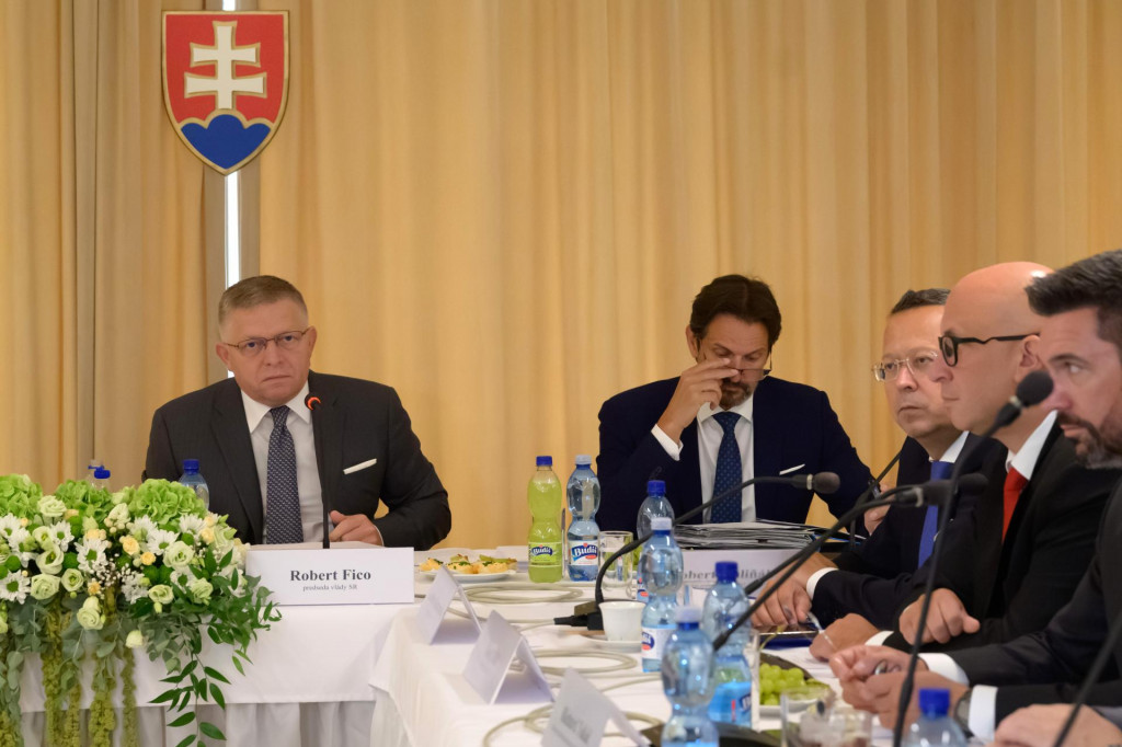 Podľa analytikov za s&uacute;časn&yacute;m poklesom re&aacute;lnych platov stoj&iacute; aj sp&ocirc;sob konsolid&aacute;cie verejn&yacute;ch financi&iacute; zo strany vl&aacute;dy.

FOTO: TASR/ H. Mi&scaron;ovič
