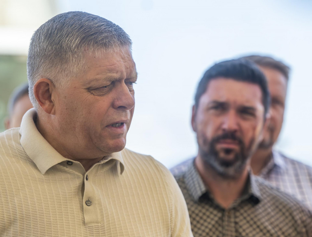 Zľava predseda vl&aacute;dy Robert Fico a minister p&ocirc;dohospod&aacute;rstva a rozvoja vidieka Richard Tak&aacute;č. FOTO: TASR/M. Baumann