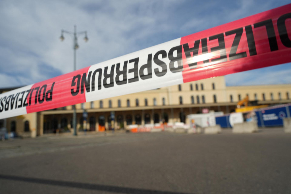 Ppolicajn&aacute; p&aacute;ska neďaleko železničnej stanice v bavorskom meste Augsburg na juhu Nemecka. FOTO: TASR/AP