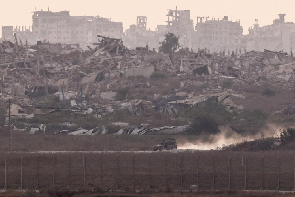 Izraelsk&eacute; vojensk&eacute; vozidlo man&eacute;vruje v Gaze. FOTO: Reuters
