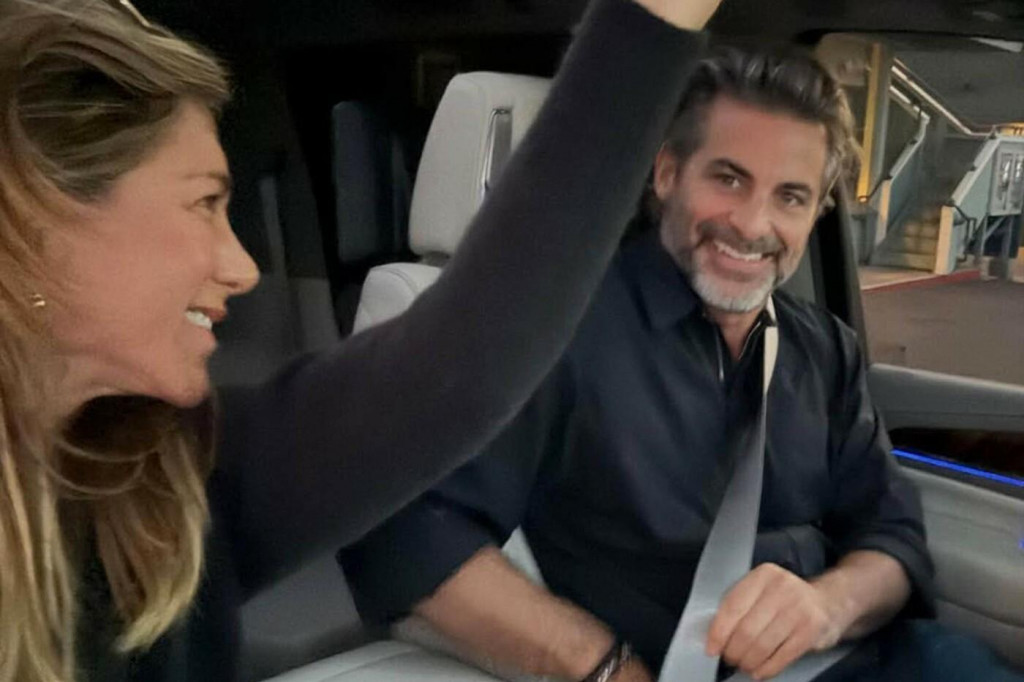Jennifer Aniston s partnerom Jimom Curtisom.